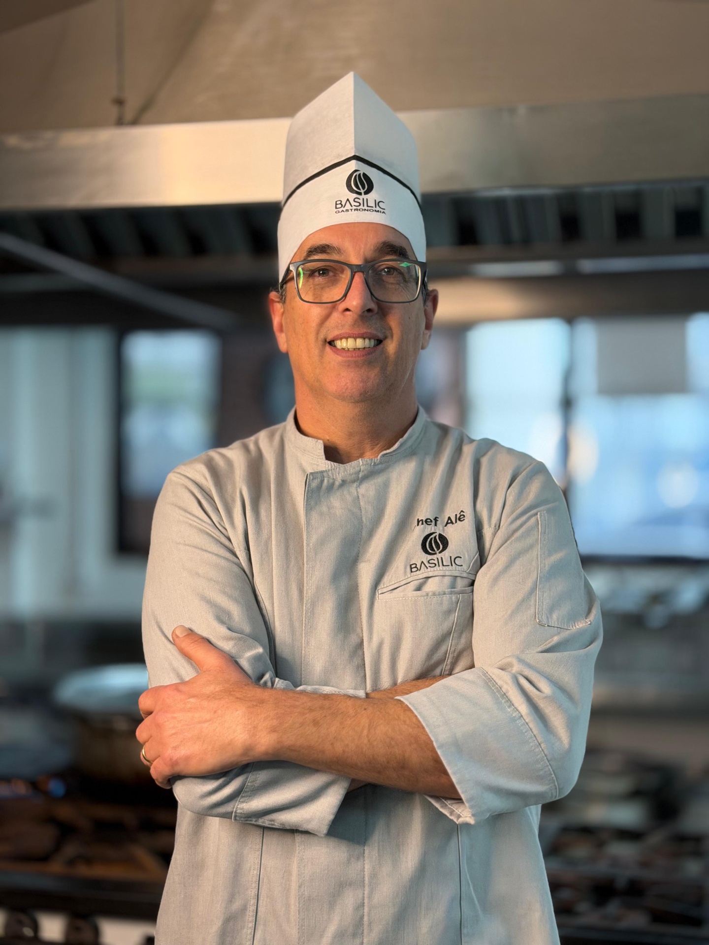 Chef Alessandro Guimarães em ação na cozinha da Basilic Hospitality
